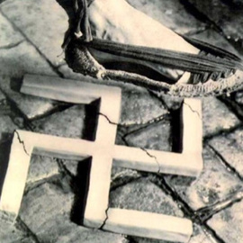  Un trabajador con alpargata rompe la cruz gamada nazi