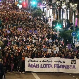  Cientos de personas durante la manifestación convocada por Feminismo Unitario de Vigo, a 8 de marzo de marzo de 2023, en Vigo, Pontevedra, Galicia (España). Javier Vázquez / Europa Press