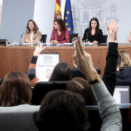 (I-D) La ministra de Trabajo y Economía Social, Yolanda Díaz; la ministra Portavoz y de Hacienda, María Jesús Montero; y la ministra de Igualdad, Irene Montero, durante la rueda de prensa tras el Consejo de Ministros en el Palacio de la Moncloa. E.P./