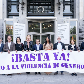 El Ayuntamiento de Madrid guarda un minuto de silencio como muestra de repulsa por el asesinato de una mujer en Móstoles. -A. PÉREZ MECA / Europa Press