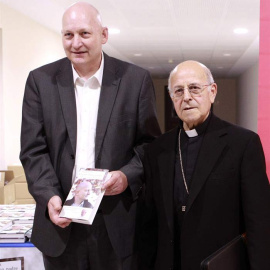 A la derecha, el cardenal Ricardo Blázquez, durante la presentación de un libro junto al autor. | EFE
