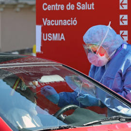 Miembros del hospital de la Malvarrosa, en Valencia, realizan test rápidos a las puertas del centro sanitario y sin que los conductores bajen del vehículo.EFE/ Ana Escobar