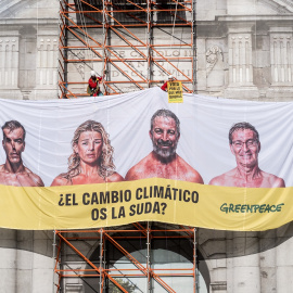 Greenpeace cuelga una lona en la Puerta de Alcalá con la cara de los candidatos a las elecciones del 23J. -DIEGO RADAMÉS / Europa Press