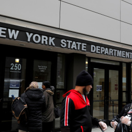 Varios ciudadanos estadounidenses se acercan a la puerta de las oficionas del Departamento de Trabajo del estado de Nueva York./ Andrew Kelly (Reuters)