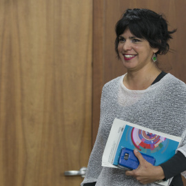 La presidenta del grupo parlamentario Adelante Andalucía, Teresa Rodríguez, en una rueda de prensa en el Parlamento de Andalucía, en Sevilla. E.P./María José López