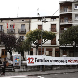 Pancarta colocada junto al Ayuntamiento de Alsasua tras las detenciones que se han producido por la agresión a dos agentes de la Guardia Civil. EFE/Jesús Diges