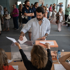 Una persona ejerce su derecho a voto durante las elecciones generales del 23 de julio de 2023, en Madrid. -DIEGO RADAMÉS / Europa Press