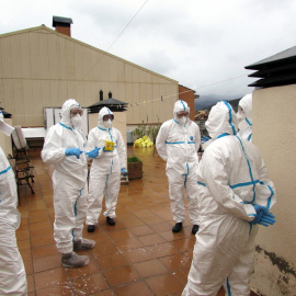 Soldats de l'Exèrcit espanyol fent tasques de desinfecció en un municipi català amb els vestits de protecció.