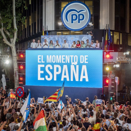  El candidato del PP a la Presidencia del Gobierno de España, Alberto Núñez Feijóo (c), durante el seguimiento de la jornada electoral de los comicios generales en la sede del PP en la calle Génova, a 23 de julio de 2023, en Madrid (España). Alberto