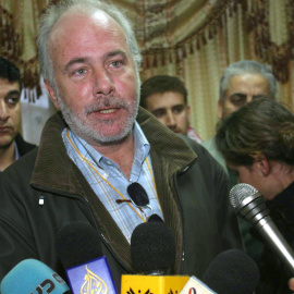 El periodista Ramón Lobo, en una rueda de prensa en la ciudad gazatí de Khan Yunis, en una imagen de archivo el 8 de enero de 2005.- Said Khatib / AFP