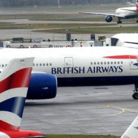 Varios aviones de la aerolínea British Airways, del grupo IAG, en un aeropuerto / EFE