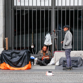 Dos hombres sin hogar durante el primer día de la cuarta semana de estado de alarma decretado por el Gobierno para combatir el coronavirus, en Madrid.  Europa Press / Óscar J.Barroso