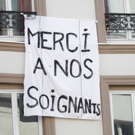 Una pancarta que dice "Gracias a nuestro personal médico" se ve en un balcón para apoyar a los cuidadores y trabajadores, mientras continúa la propagación de la enfermedad por coronavirus, en París. REUTERS / Charles Platiau