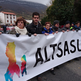Los manifestantes sostienen la pancarta con el lema "Altsasu"./ D. A.