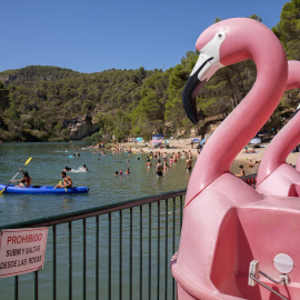 Varias personas practican kayak en el embalse de Bolarque