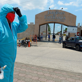 03/04/2020.- Un hombre frente a un cementerio de Guayaquil (Ecuador). / EFE - MARCOS PIN