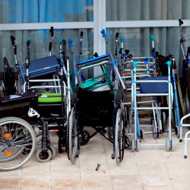 Sillas de ruedas y andadores apilados en una residencia de mayores madrileña. EFE/ Juanjo Martín
