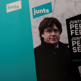 Un cartel con la imagen de Carles Puigdemont en la sede de Junts per Catalunya en Barcelona. REUTERS/Nacho Doce