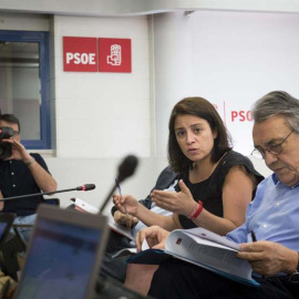 Los socialistas Adriana Lastra y José Félix Tezanos durante un encuentro con los medios para presentar las enmiendas al documento marco del 39 congreso federal del PSOE. | LUCA PIERGIOVANNI (EFE)