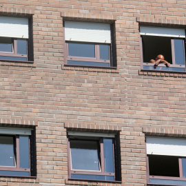 Un hombre se asoma a la ventana de su habitación, en una residencia de ancianos de Lugo. E.P./Carlos Castro