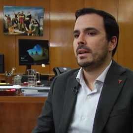 El ministro de Consumo, Alberto Garzón, durante la entrevista en su despacho. /PÚBLICO TV