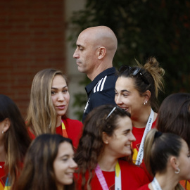 El presidente de la RFEF, Luis Rubiales, junto a varias de las jugadoras de la selección española femenina de fútbol, en la recepción del presidente del Gobierno en funciones, Pedro Sánchez, en el Palacio de la Moncloa en Madrid, tras su victoria en 
