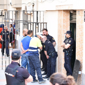 Numerosos agentes de la Policía en el exterior de la vivienda donde se ha producido la agresión machista. /EUROPA PRESS