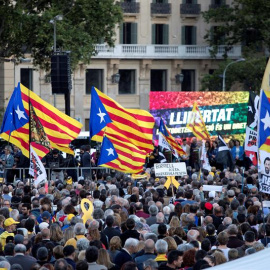 Milers de persones s'han concentrat a la plaça Catalunya de Barcelona després del final del judici al Procés. EFE / MARTA PÉREZ