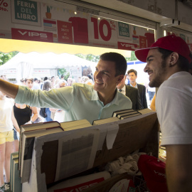 El secretario general del PSOE, Pedro Sánchez, se fotografía durante su visita a la Feria del Libro de Madrid.. EFE/Luca Piergiovanni