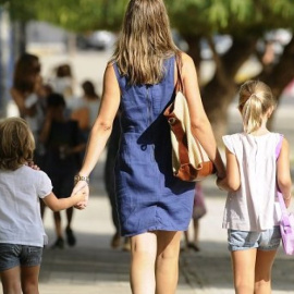 Según el estudio se perpetúa "el papel de cuidadora" de la mujer puesto que la conciliación "no ha calado entre los hombres". EFE