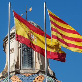 La bandera española y la senyera en lo alto del Palau de la Generalitat, en Barcelona. REUTERS/Yves Herman