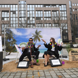 Acivistas de la ONG Oxfam se manifiestan frente a los edificios de las instituciones de la Ue en Bruselas en protesta por los paraísos fiscales.AFP/Emmanuel Dunand