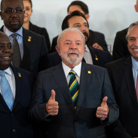  El presidente de Brasil, Luiz Inacio Lula da Silva (centro), levanta ambos pulgares durante la foto grupal en la cumbre de la Comunidad de Estados Latinoamericanos y Caribeños (CELAC). Foto: Florencia Martín/dpa