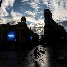 10/04/2020.- Una persona en bicicleta transita entre la plaza de Callao y Gran Vía en Madrid. / EFE - RODRIGO JIMÉNEZ