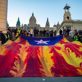 Una bandera de la estelada gigante durante la manifestación independentista contra la Cumbre Hispano-Francesa en Barcelona del pasado mes de enero. E.P./Kike Rincón