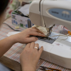 Una mujer cose una mascarilla. EFE/Jerome Favre