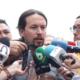 Pablo Iglesias responde a los periodistas en el Congreso.
