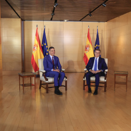 El líder del PP, Alberto Núñez Feijóo (d), y el presidente del Gobierno en funciones y secretario general del PSOE, Pedro Sánchez, al inicio de la reunión mantenida en el Congreso. EFE/Zipi Aragón