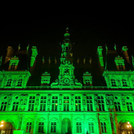 El Ayuntamiento de París se ilumina de verde para marcar la desaprobación de la capital francesa y de su alcaldesa, Anne Hidalgo, tras la decisión del presidente estadounidense Donald J. Trump de retirarse del acuerdo climático de París. EFE/Christop