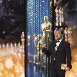 La 88ª edición de los Oscar fue sobre la noche en la que Leonardo DiCaprio se hizo con su ansiado Oscar. DiCaprio se hizo al fin con el premio como mejor actor por su trabajo en El Renacido.- EFE