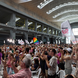  Asistentes aplauden en un acto de campaña de Sumar, en La Nava Boetticher , a 16 de julio de 2023, en Villaverde, Madrid (España). Jesús Hellín / Europa Press