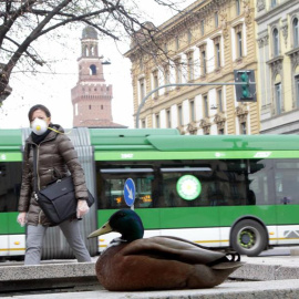 Un pato en la desierta plaza de Cadorna, en Milán, durante la crisis del coronavirus.  EFE/EPA/PAOLO SALMOIRAGO