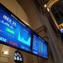 Paneles informativos en el patio de negociación de la Bolsa de Madrid. EFE/EPA/VEGA ALONSO