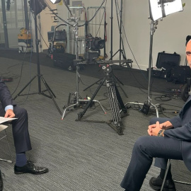 Luis Rubiales junto a Piers Morgan.