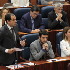 El líder de Ciudadanos en la Comunidad de Madrid, Ignacio Aguado, en el último pleno de la Asamblea en el que comparó a Cifuentes con Ignacio González. EFE