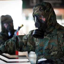 Efectivos del Ejército han desinfectado este sábado la estación de tren de Irun (Gipuzkoa), en la decimocuarta jornada de alerta sanitaria por el coronavirus COVID-19. EFE/Javier Etxezarreta
