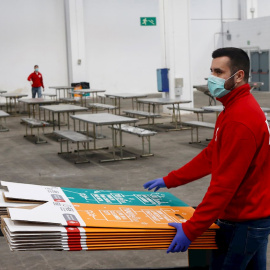 Miembros de la Cruz Roja en un pabellón de la Fira de Barcelona. EFE/Quique García