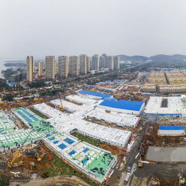 El nuevo hospital construido en Wuhan en tiempo récord, visto desde el aire. / AFP