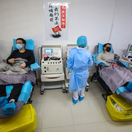 Dos doctores que han superado el coronavirus donan plasma en una clínica de Wuhan./ EFE/EPA/YUAN ZHENG CHINA OUT