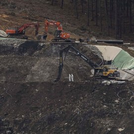19/02/2020.-Los equipos de rescate centran su trabajo este miércoles en los puntos en los que se sospecha que pueden encontrarse los dos trabajadores sepultados tras el derrumbe del vertedero de Zaldibar. / EFE - MIGUEL TOÑA